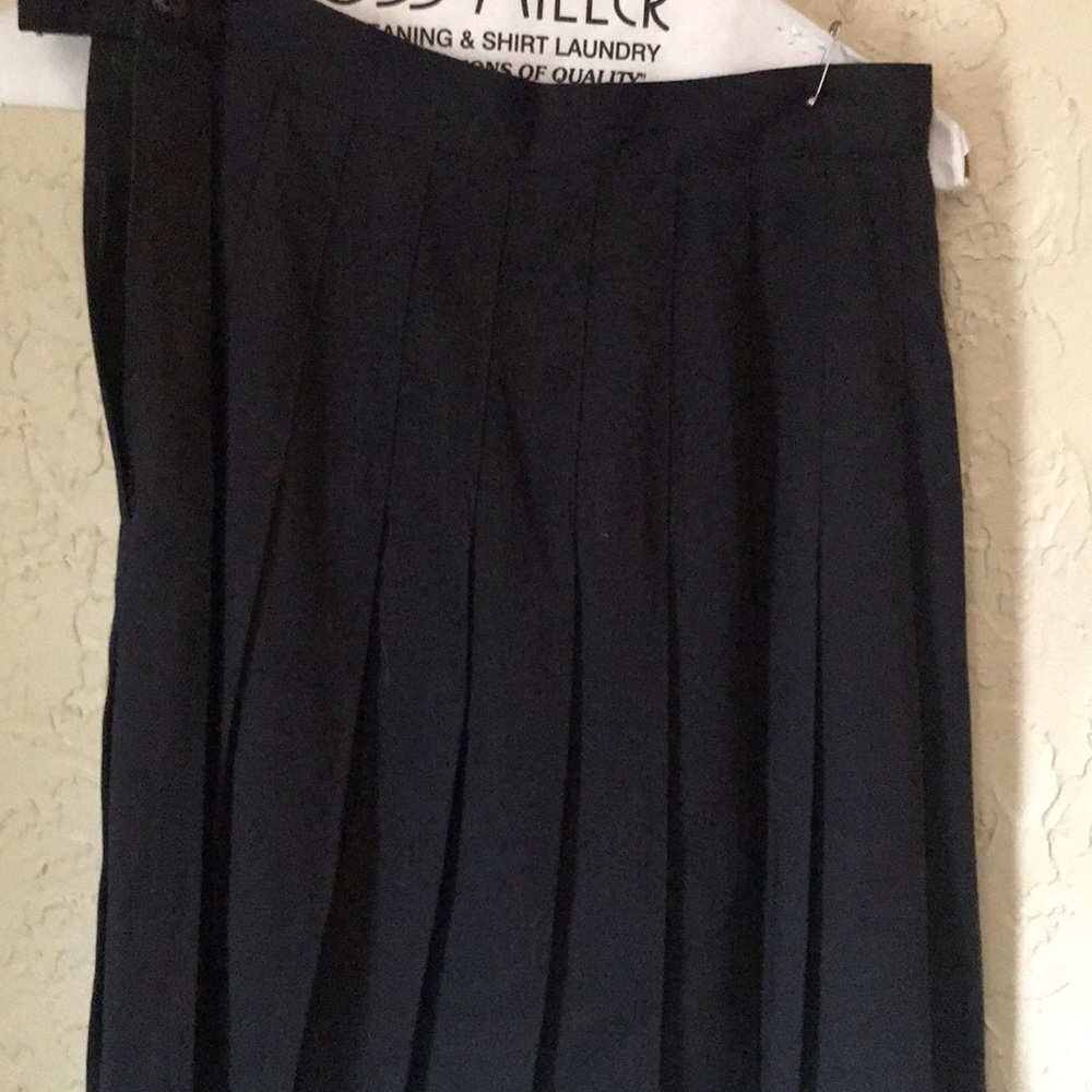 Black pleaded skirt.